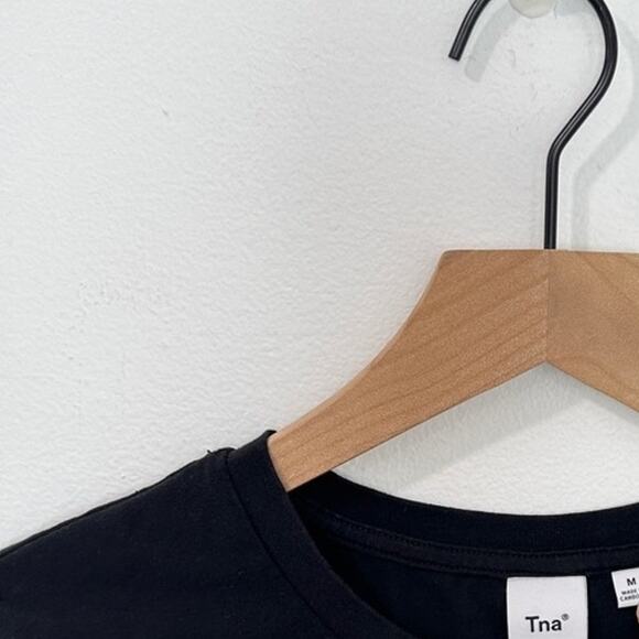 Aritzia TNA Chill Ortiz Cropped T-Shirt Cropped tight crewneck Black Medium - Picture 4 of 6